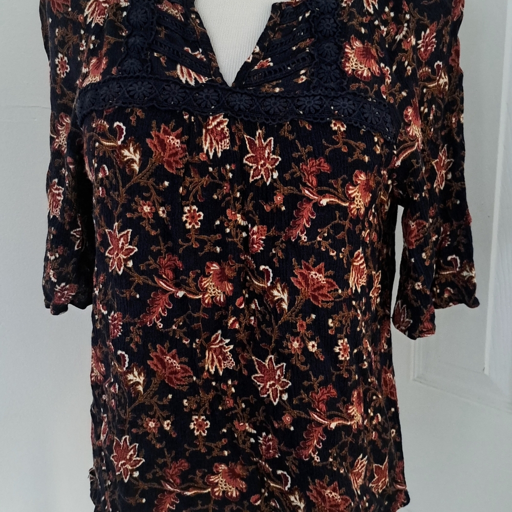 Gibson Floral‎ V-Neck Blouse Navy Rust Crochet Lace Trim Short Sleeve Top